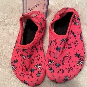 Toandon Toddler water shoes size 4/5 NWT
